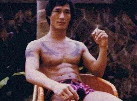 25岁黑白两道通吃,谢霆锋郑伊健叫老大,太太替