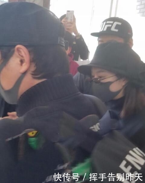 赵丽颖产后首现身成焦点,被问儿子一脸喜悦,她