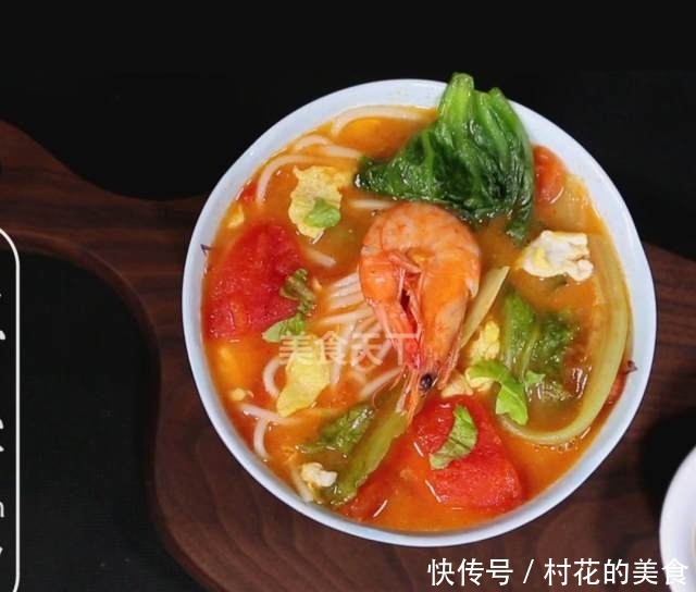 一碗香喷喷的西红柿鲜虾面,做法简单便捷,一碗