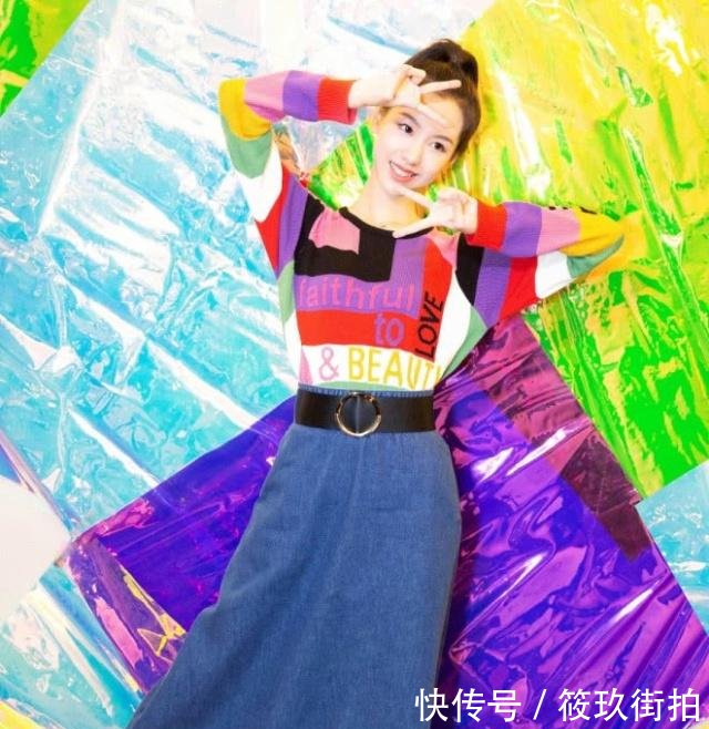 被陈都灵美哭了,身穿一件撞色毛衣搭配牛仔裙