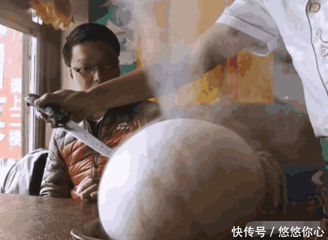 在川藏线上点了个128元的大包子, 切开的时候