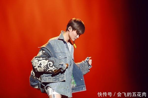 春哥跨年演出,短裙长靴竟然神似谢娜,笑到停