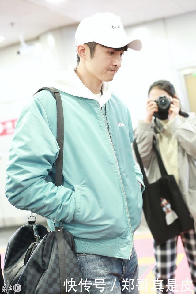 张云龙现身北京机场,浅色外套配上牛仔裤,这打