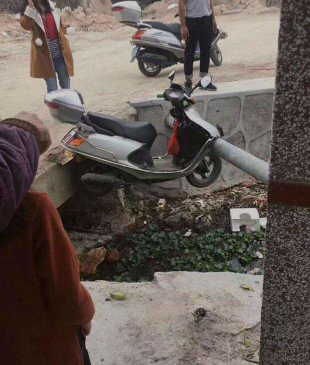 搞笑美女gif图片:妹子,你这车到底咋开的,真是服