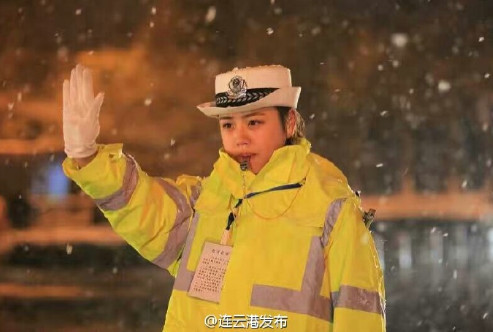 连云港交警海州一大队女子中队陇海岗的陈姿璇一直坚守在自己的岗位上