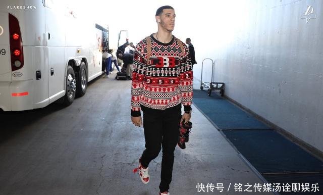 圣诞大战湖人vs勇士潮装秀:勒布朗优雅步伐,追