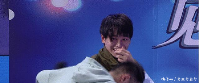 《快乐大本营》彭昱畅的假发片掉出来,何炅帮