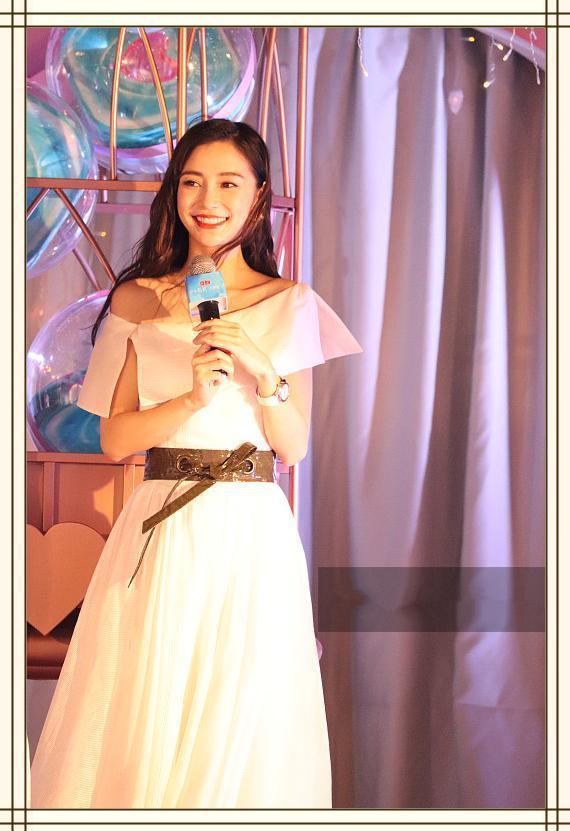 杨颖不得了穿一字肩长裙秀逆天锁骨,网友深度