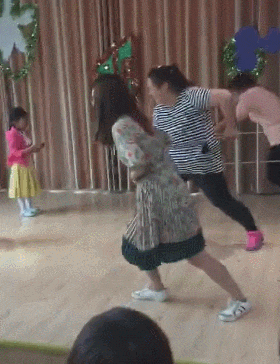 搞笑gif: 我数一二三, 大家一起跳, 预备跳