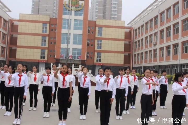 前进小学毕业典礼暖心催泪 学子行鞠躬礼感恩