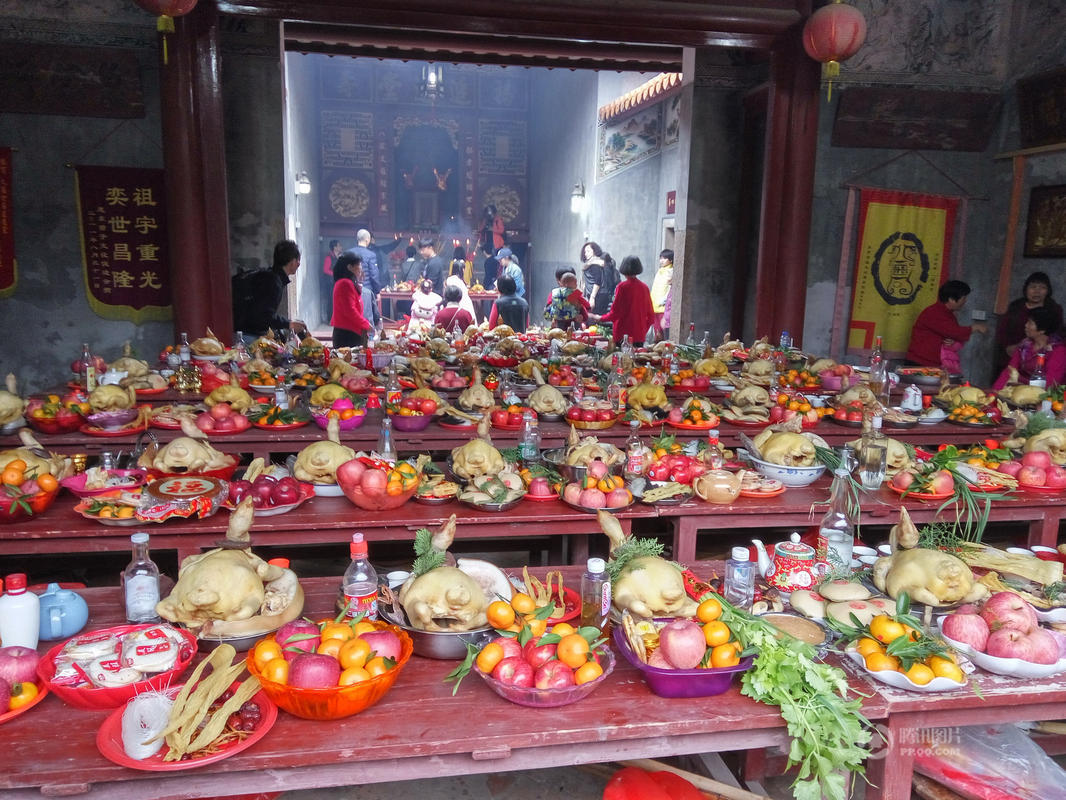 深圳坪山大万村祭祖祭品摆满祠堂场面壮观