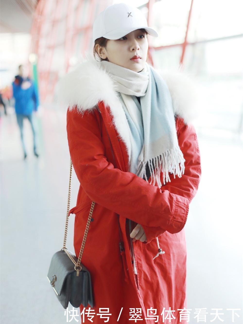 杨紫和鞠婧祎, 同穿红色棉服现身机场, 风格差距