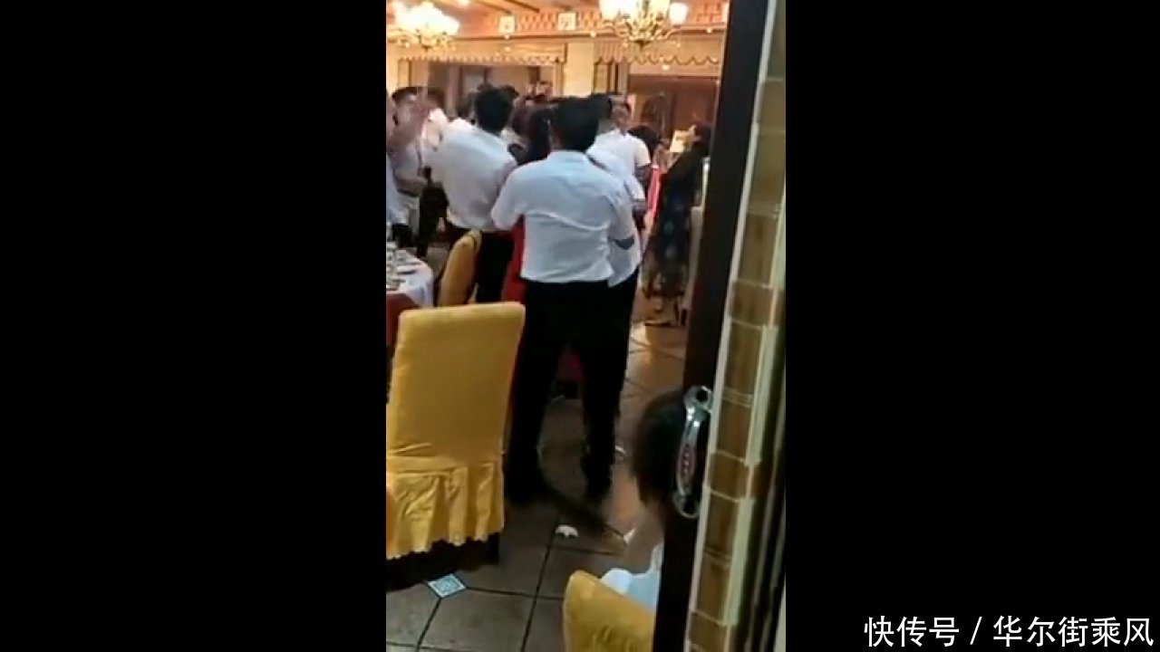 四五十岁的同学聚会是这样的, 场面根本不受控制! 网友: 这是流氓