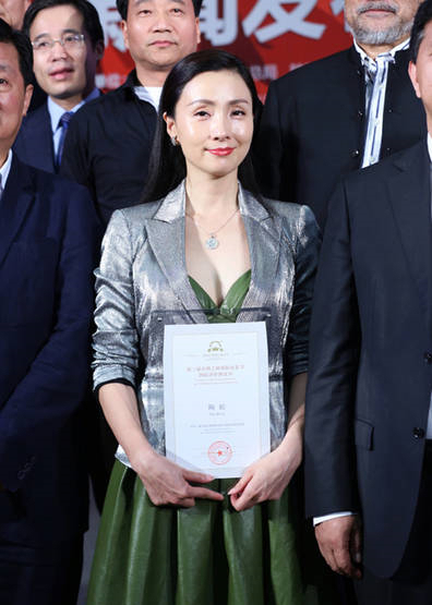 小陶虹穿绿皮裙,秀深邃事业线,大秀性感身材,皮肤白皙锁骨抢眼.
