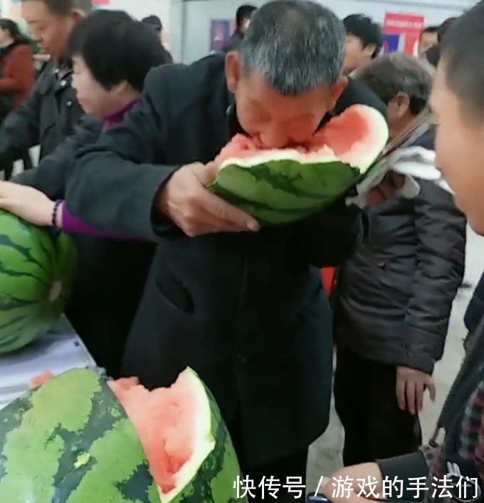 农民种出的巨型西瓜,单个重百斤,二十个人一