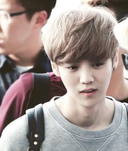 鹿晗在采访时被问到与女友关晓彤接吻的事,简