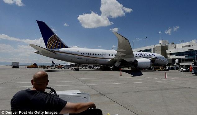 美联航事件后续 英国夫妻发现漏油拯救美联航 被留下睡机场地板(2)