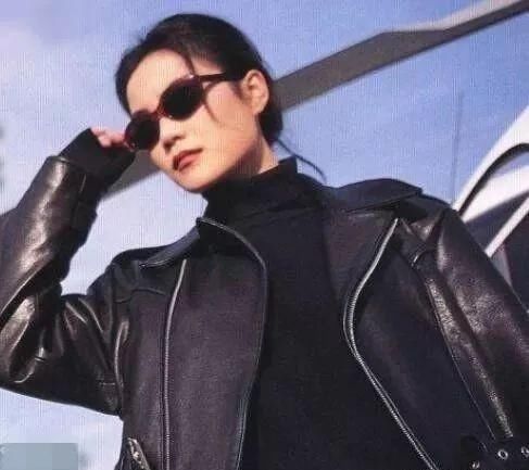 张柏芝晒12岁清纯照,与同年23岁的王菲相比,她