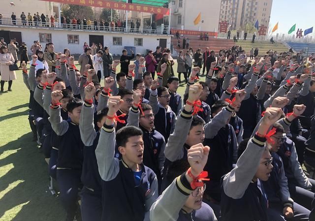 中考百日冲刺誓师大会,学生齐喊口号走过成功