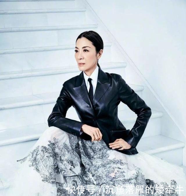 56岁功夫女星杨紫琼内衣外穿好大胆!现在与年