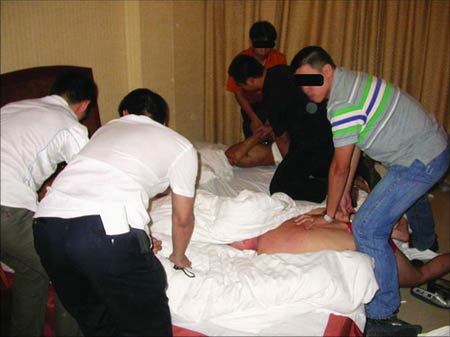 1男4女宾馆这样减压 警察找上门