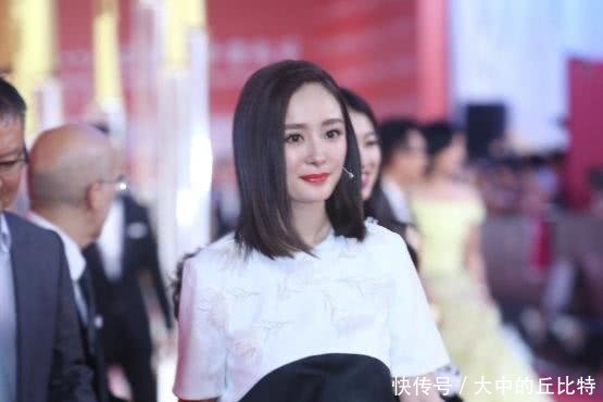 杨幂出席活动,肚子隆起衣服都盖不住,难掩孕味