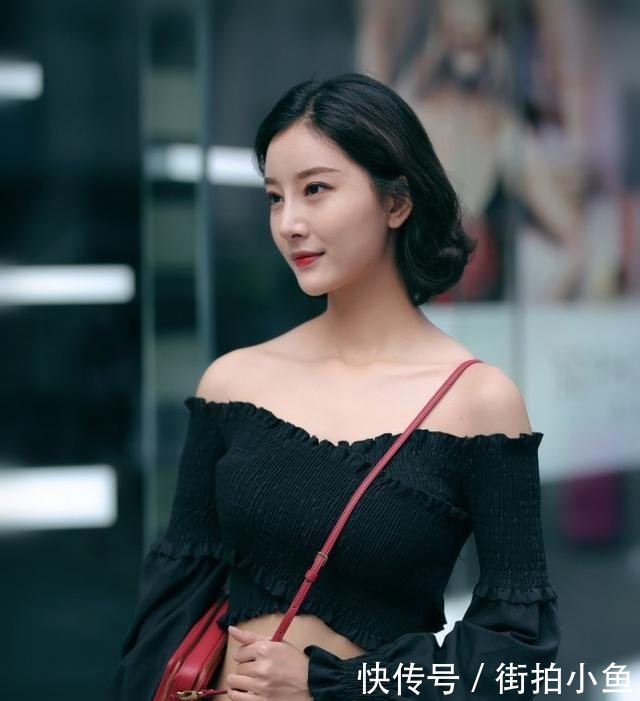街拍美女穿腹部T恤皮带系三条个性,露出大面积钱情趣精油多少图片