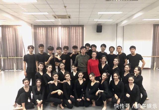 中戏期末考合影,看到易烊千玺搞怪,胡先煦李兰