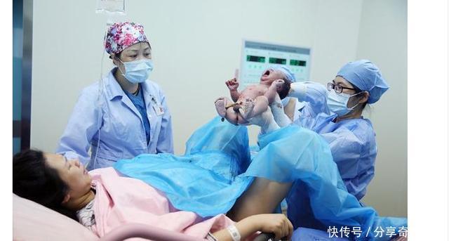 29岁孕妇顺产男宝后浑身发冷,助产医生掀开被