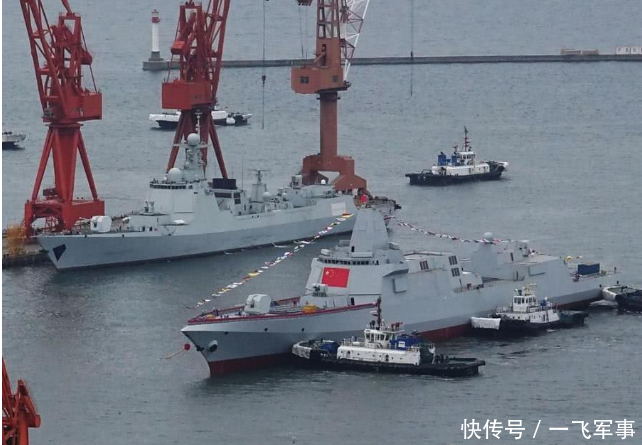 完成出坞 大连055万吨驱逐舰双舰下水高清画面