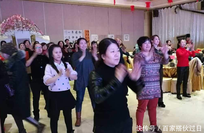 婚宴上嫂子大骂婆婆偏心小儿子，我怼回去后，台下掌声四起