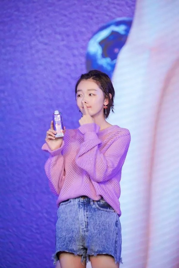 眼睁睁看着周冬雨年龄越来越小，清润妆功力不浅！