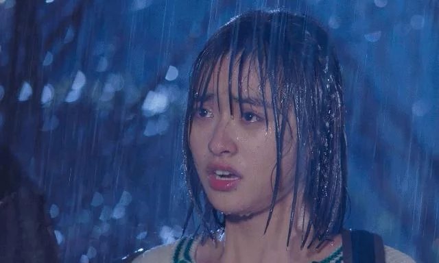 女明星的雨戏:郑爽最美,杨幂让人心疼,赵丽颖拍头像戴皇冠的女生女生短发头像图片