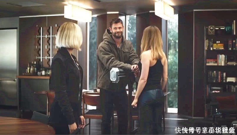 复联4里雷神一锤子飞来,惊奇队长面不改色,战