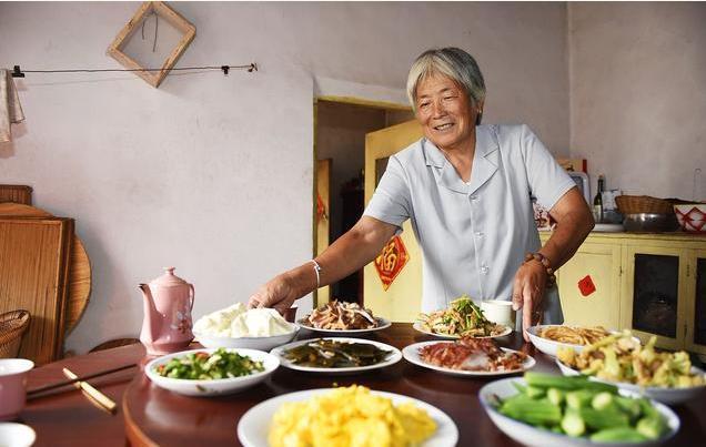 每月给婆婆两千带孩子,回家看到婆婆我跑进厕所哭了!