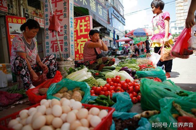 无手妈妈的一天,开摩托摆摊卖菜,自学称重和算