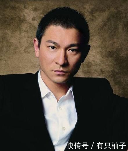 54岁温兆伦近照苍老,三段坎坷婚姻,今娶小20岁