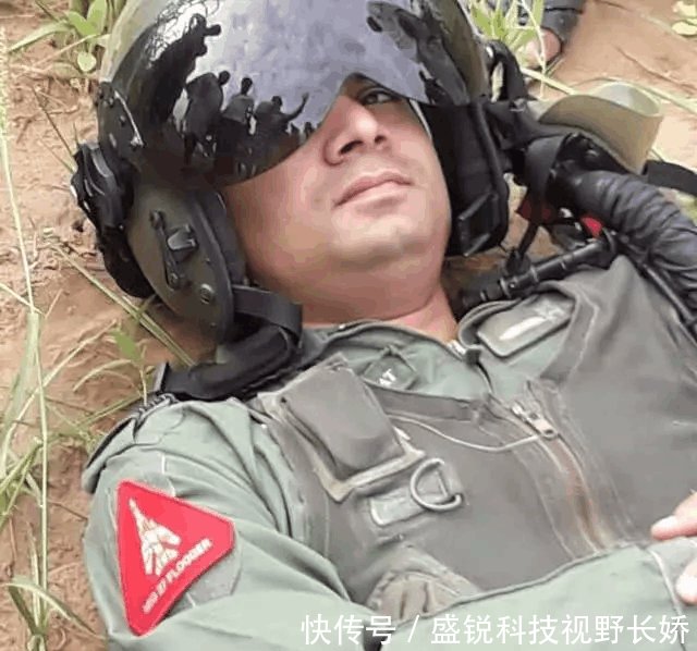 印度空军飞行员跳伞落地淡定午睡 画风很搞笑