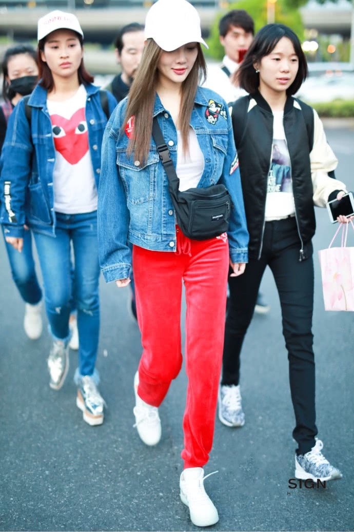 李小璐穿蓝色牛仔裤腿弯到不敢认,网友:这真的