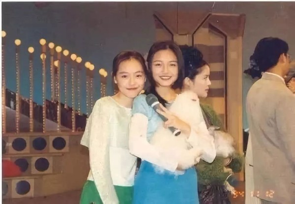 小S一来就变搞笑，看到S姐妹热热闹闹还是戳到了我们的青春！