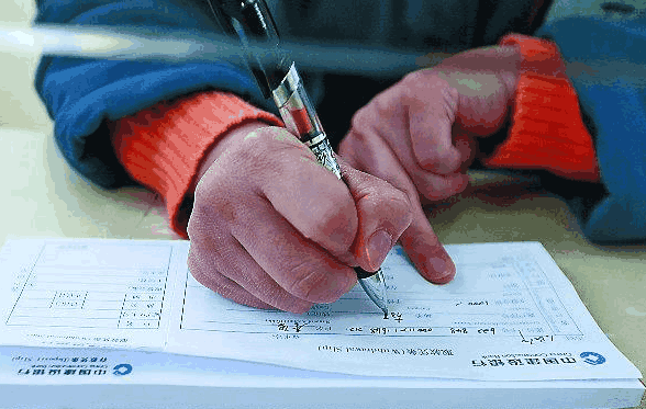 老汉去银行取钱, 却发现存折是假的, 真是日防夜