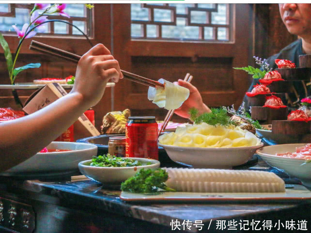 日本人第一次在中国吃火锅,结账时对服务员说