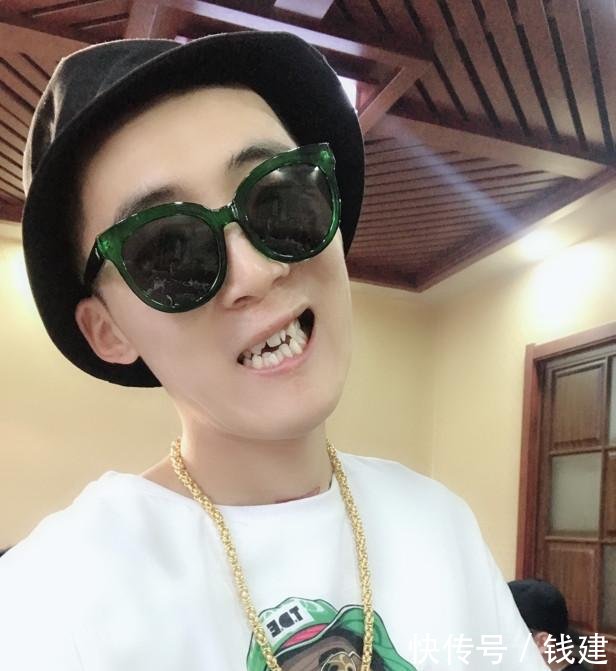 快手主播不断惹事,方丈徒弟被多人围堵,被毒