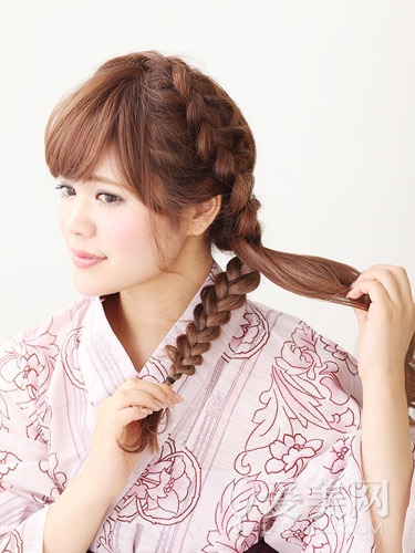 长卷发<em>发型扎法百变</em>编发增添活力_360问答