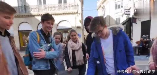 老干妈在国外火不火,法国小哥将它混在面包里