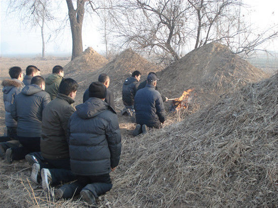 老公去世妯娌要分赔偿款,老婆含泪答应,一年后