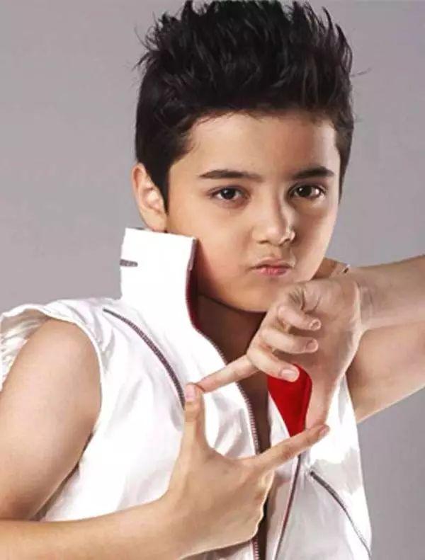 阿尔法晒与母亲合照,遮住头发加上美颜滤镜,颜