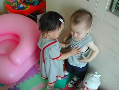 搞笑GIF:妹子虽然你有一双大白腿,但我不是来看你的