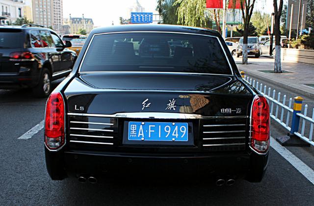 这是辆最贵的红旗轿车,车牌号也很霸气,一般人