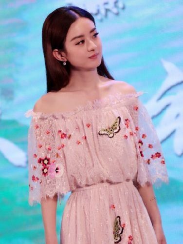 赵丽颖一身白裙出席电影发布会 仿若花仙子好美好水灵